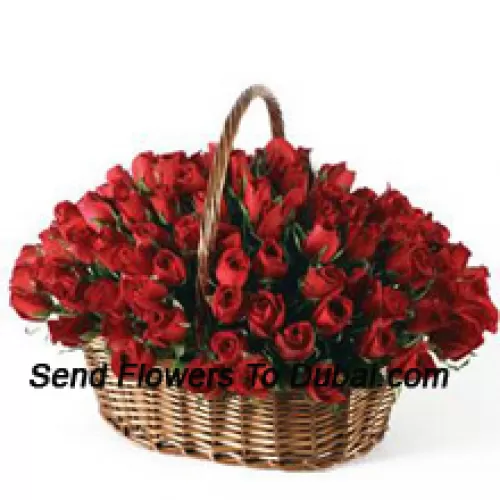 季節の詰め物と一緒に100本の赤いバラの美しいアレンジメント