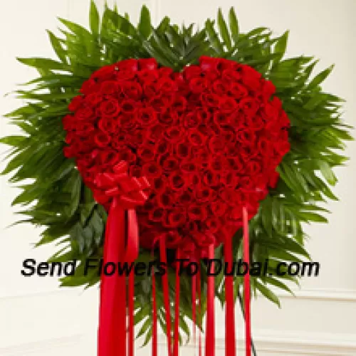 100本の赤いバラの美しいハート型のアレンジメント