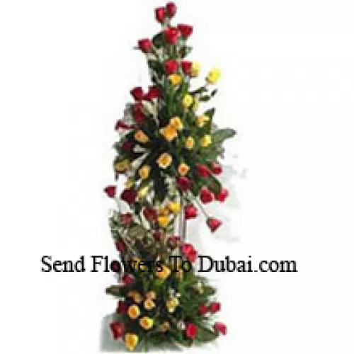 150本の赤いバラと150本の黄色いバラの4フィートの背の高いアレンジメント
