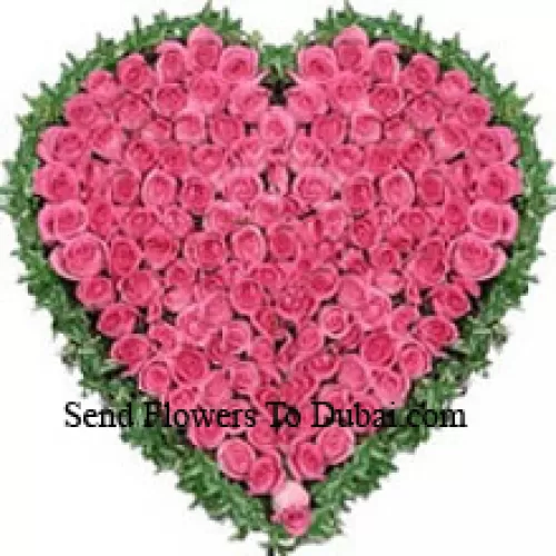 Сердцеобразное оформление из 100 розовых роз