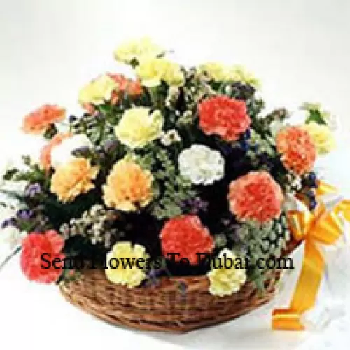 篮子里有24朵混色康乃馨和季节性的装饰花